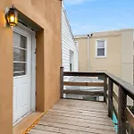 Contemporary 1Br Urban Retreat